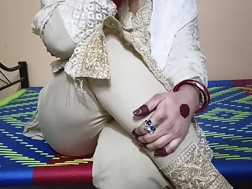 Desi COUGAR Hira Pakistan meets up around her Pakistani buddy after a lengthy time be useful to pounding her tighter